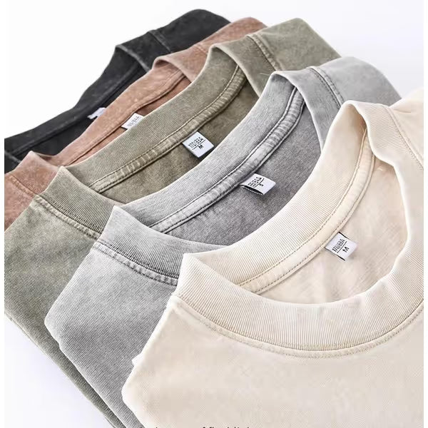 Esta camiseta unisex de estilo retro está confeccionada en tejido de algodón grueso, tiene un corte holgado y presenta un efecto desgastado y desteñido.