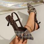 Zapatos de tacón destalonados con punta afilada y cadena metálica para mujer.