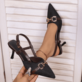 Zapatos de tacón destalonados con punta afilada y cadena metálica para mujer.