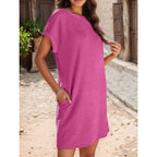 Vestido casual de mujer con mangas enrollables y bolsillos.