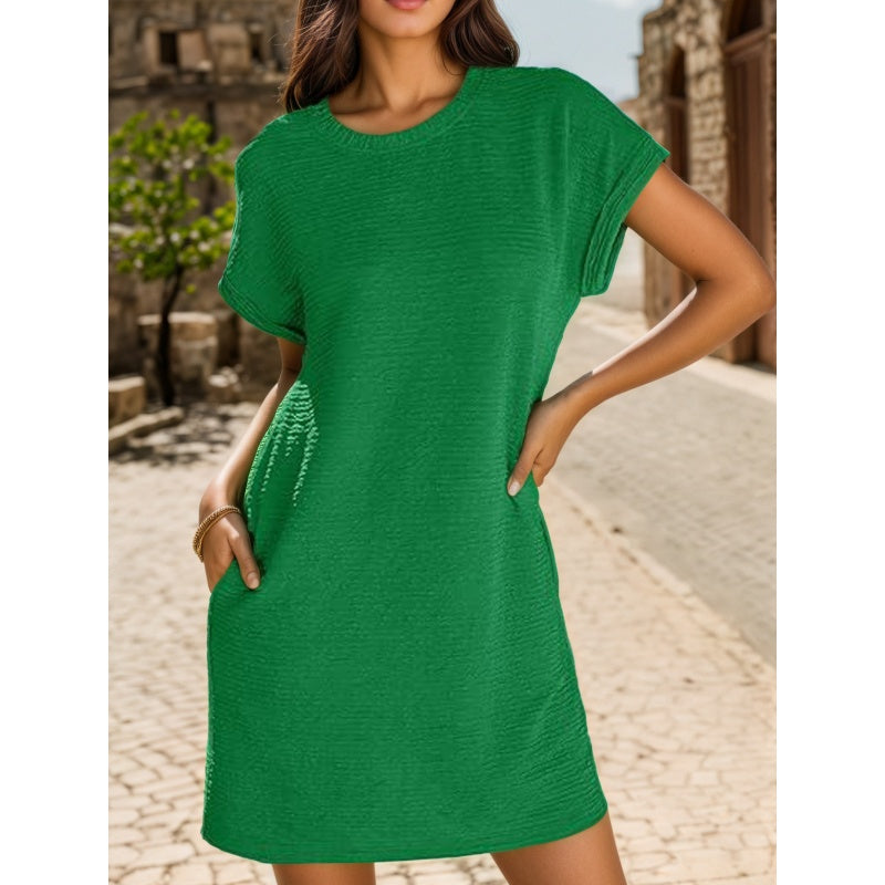 Vestido casual de mujer con mangas enrollables y bolsillos.