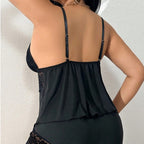 Conjunto de pijama con top sin mangas y shorts con ribete de encaje.
