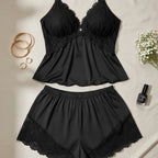 Conjunto de pijama con top sin mangas y shorts con ribete de encaje.