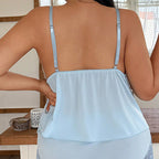 Conjunto de pijama con top sin mangas y shorts con ribete de encaje.