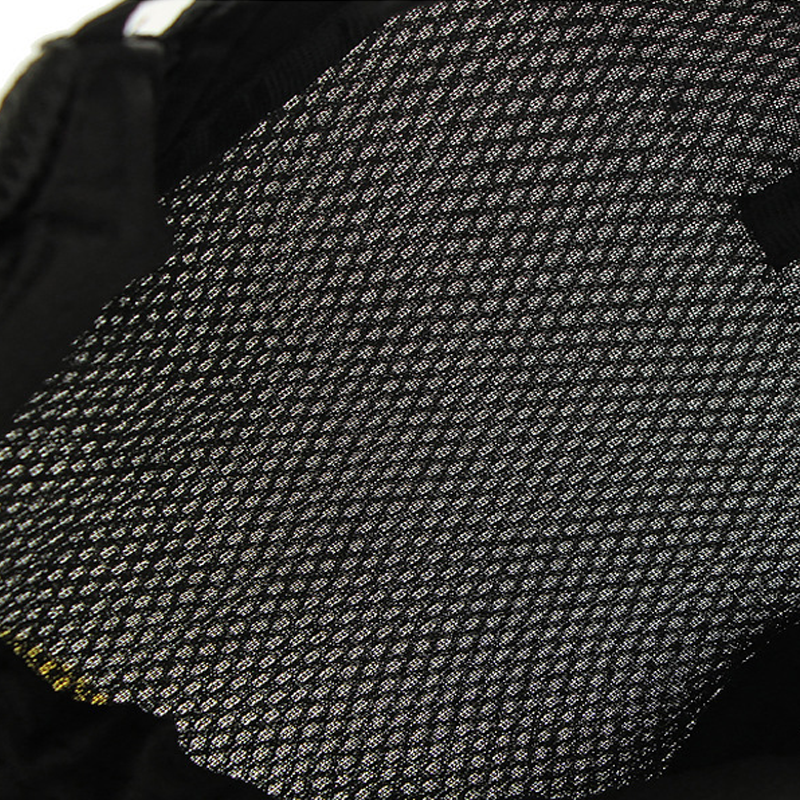 Gorro transpirable: tejido de malla, correa ajustable (55–60 cm) y banda antisudor integrada.