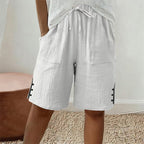 Pantalones cortos de verano para mujer con detalle de botón lateral